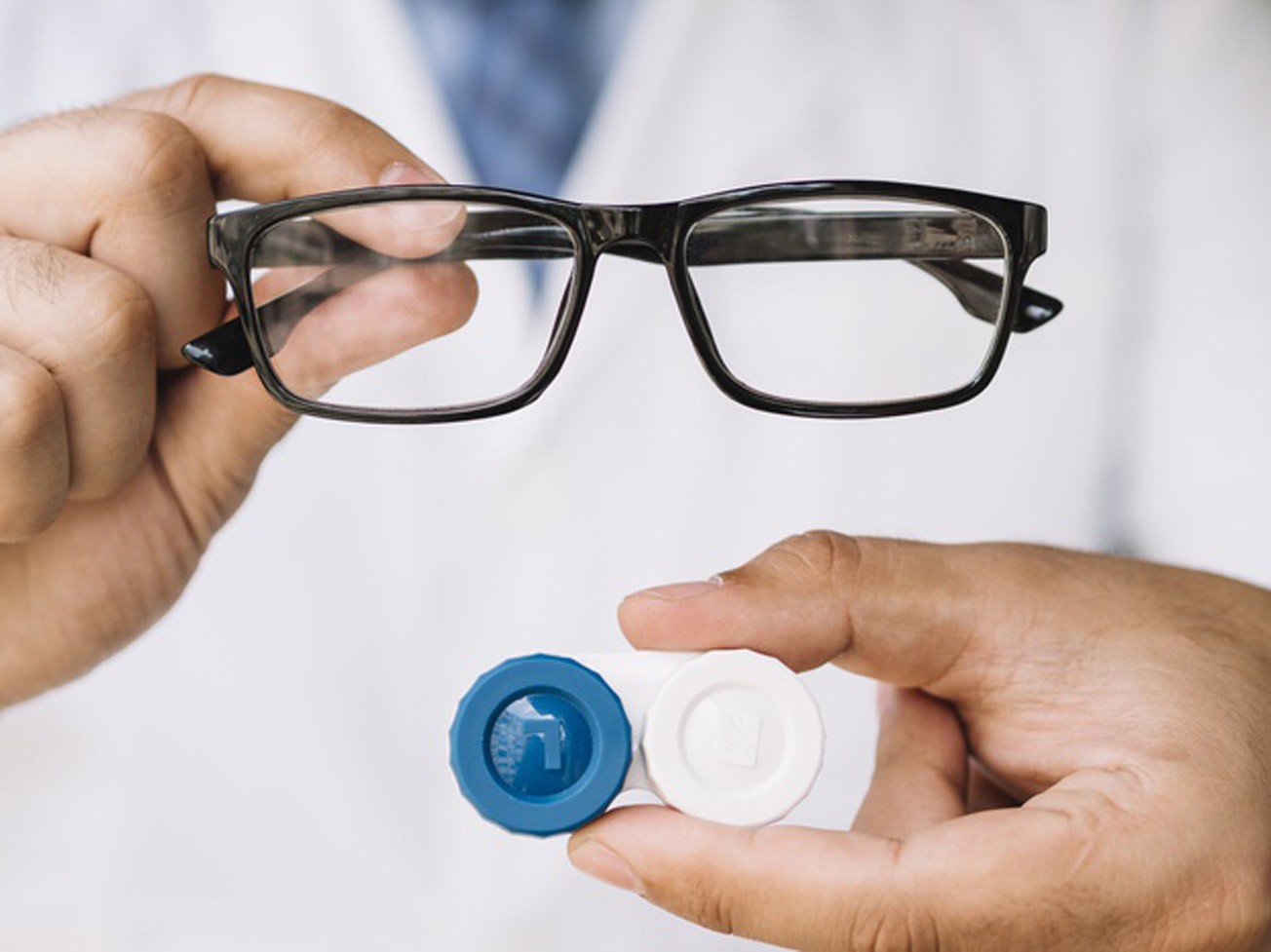 استفاده از عینک بجای لنز تماسی در شرایط شیوع بیماری کووید ۱۹